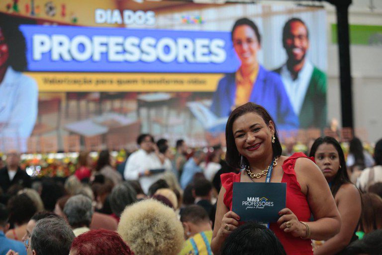 Ministro Camilo Santana e presidente Lula lançam a Carteira Nacional Docente do Brasil no Dia dos Professores