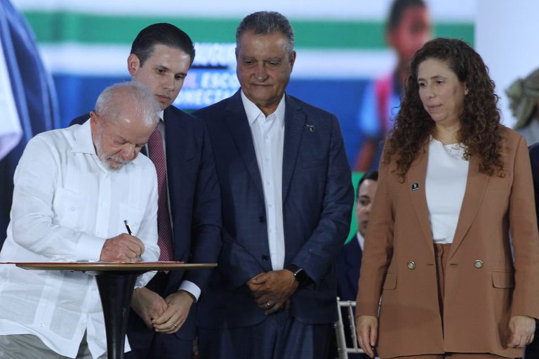 Notícia sobre autorização de mais de 24 mil cargos para professores e técnicos administrativos na educação federal